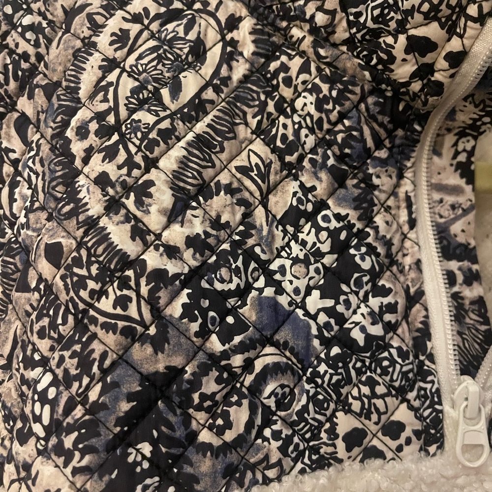 VERA BRADLEY Teddy Fleece Pullover Stratford Paisley. Medium - Picture 4 of 9
